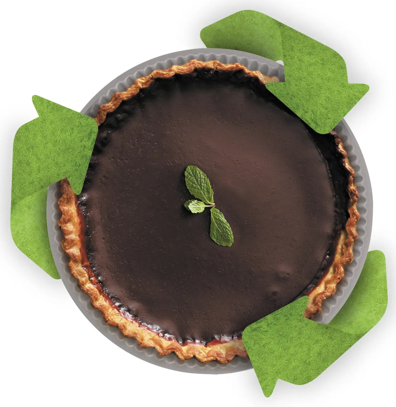 Okrągła tarta czekoladowa z listkiem mięty i zielonymi strzałkami recyklingu.