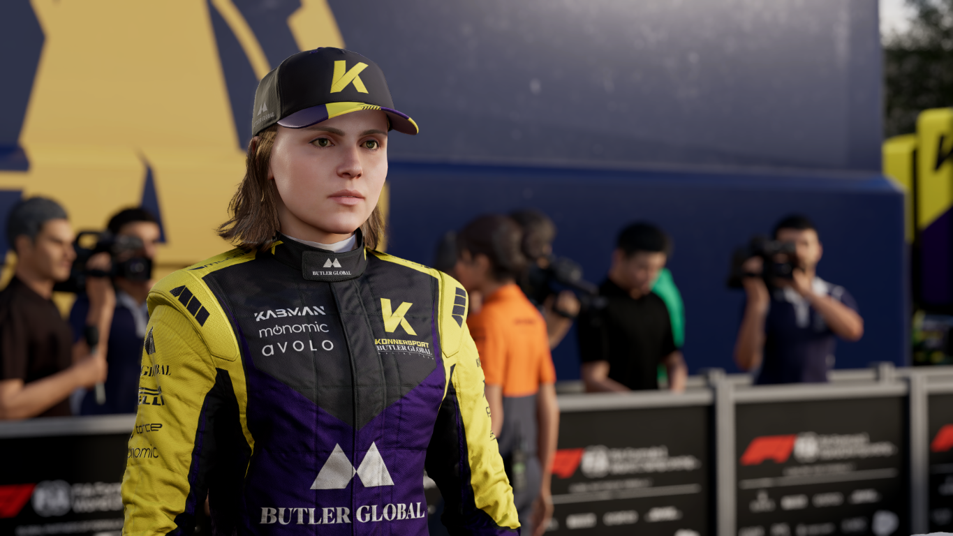 Kobieta w kombinezonie i czapce wyścigowej stoi przed marką samochodu wyścigowego w scenie sportowej.
