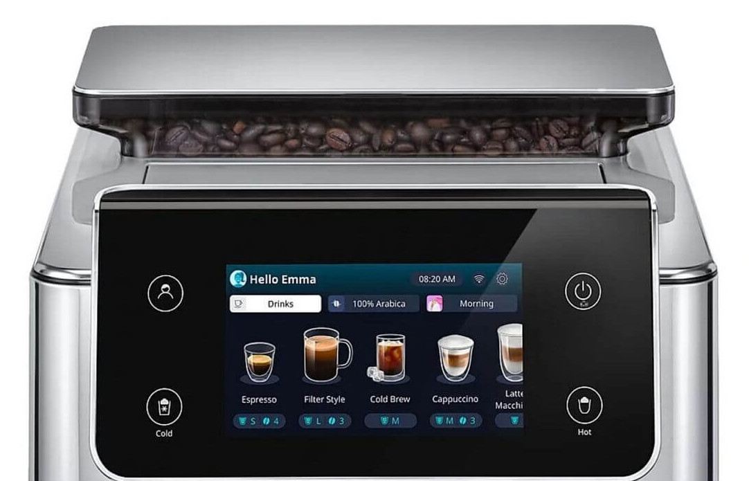 Ekspres do kawy z ekranem. Wyświetla opcje kawy i czas.