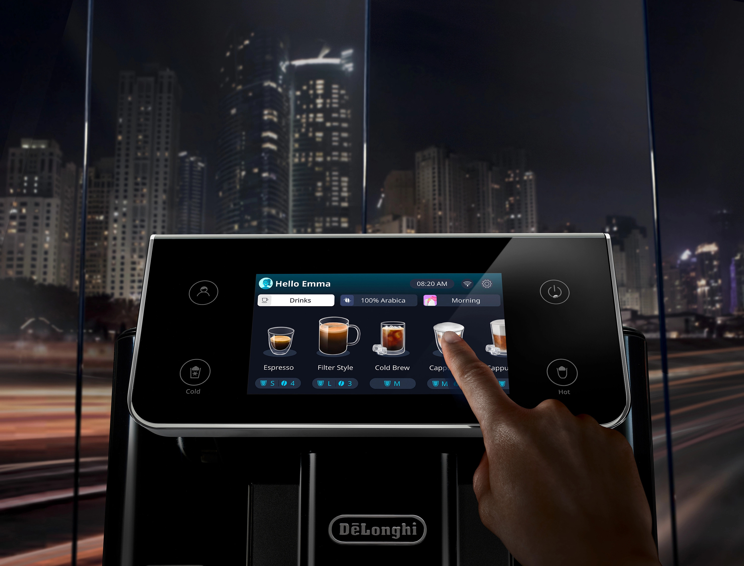 Ekran ekspresu do kawy z opcjami napojów i ręką dotykającą ekranu w nocy.