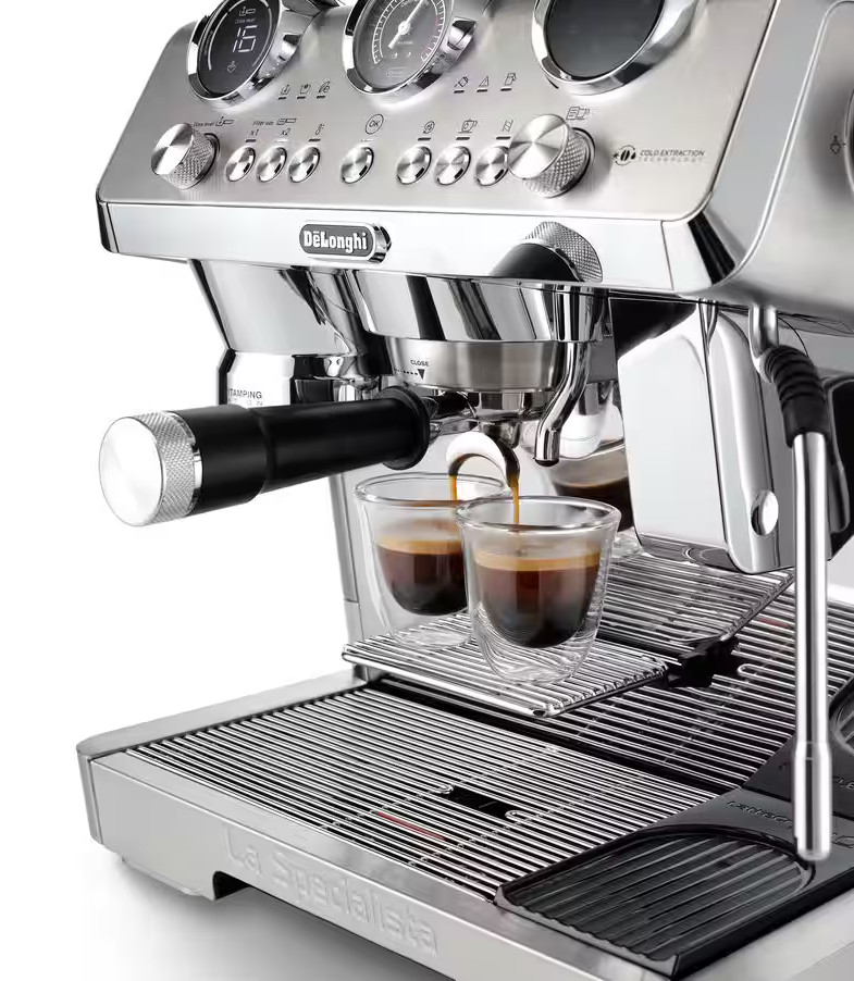 Błyszczący ekspres do kawy, z dwiema napełnionymi filiżankami, nalewający kawę i widoczne pokrętła sterowania.