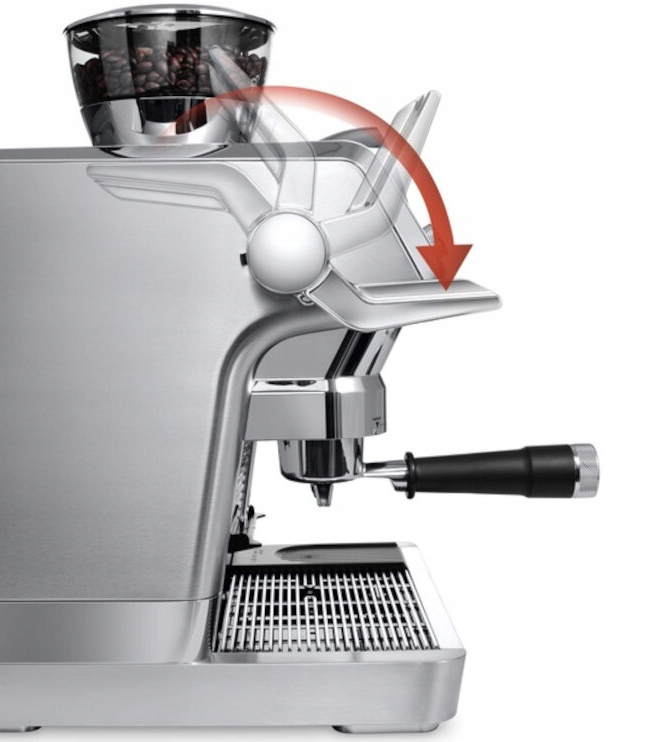 Zbliżenie srebrnego ekspresu do kawy, przechylający się pojemnik na ziarna.