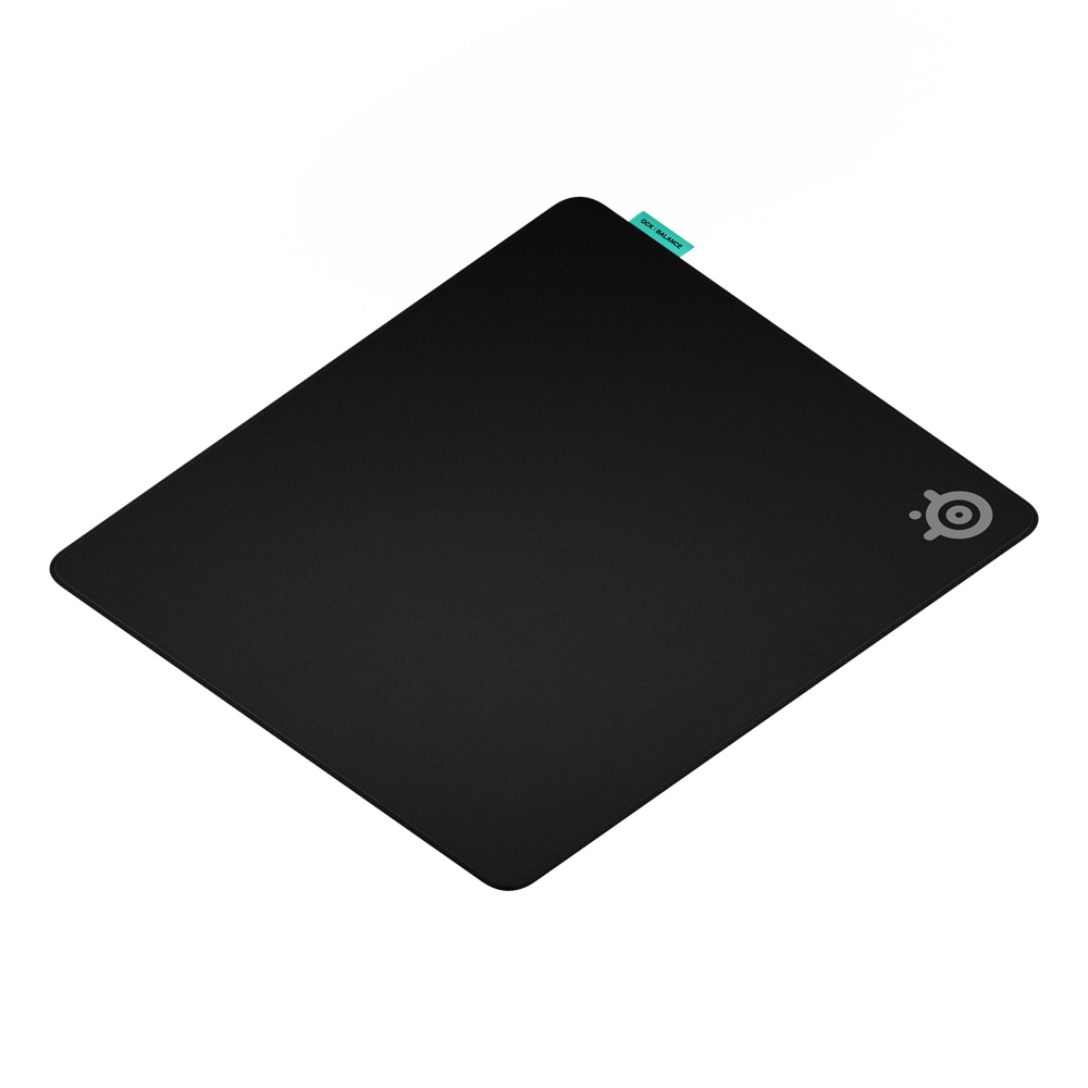 Siyah bir mouse pad, sağ alt köşede beyaz bir logo ve üstte yeşil bir etiketle.