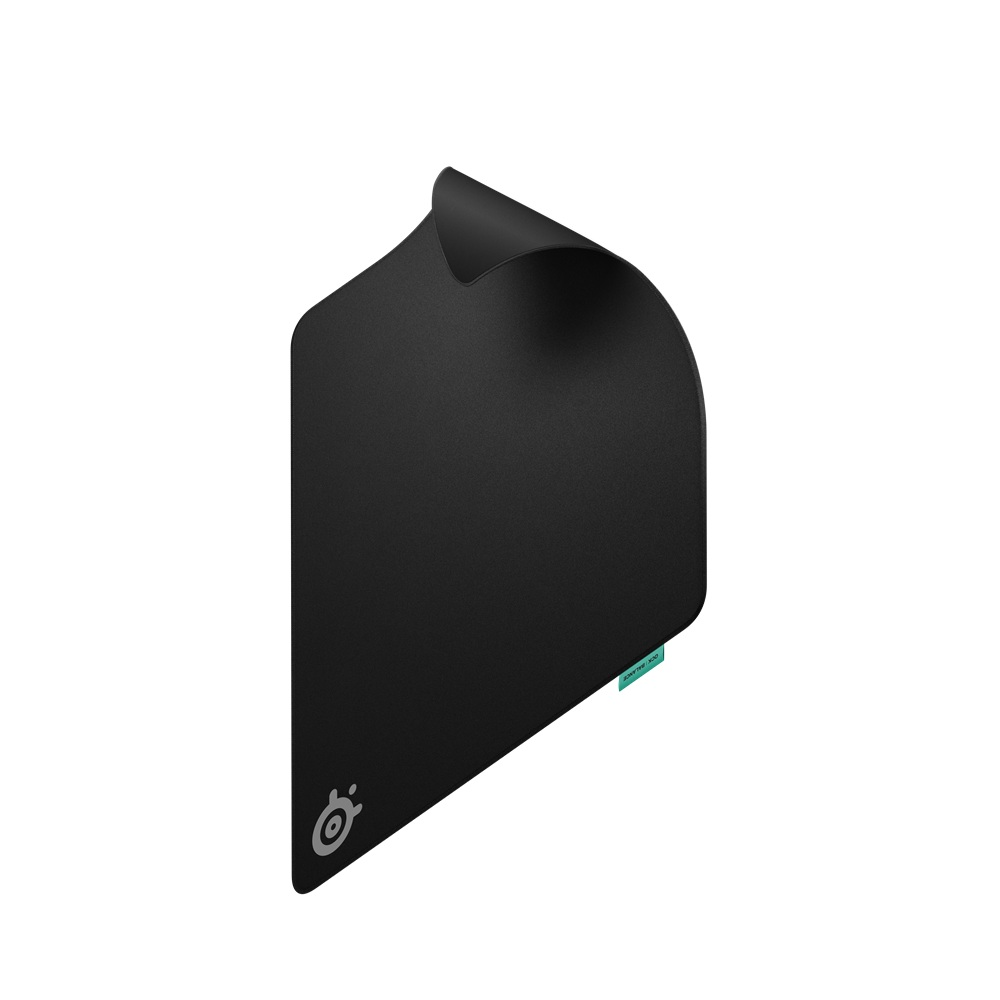 Kavisli üst kenarı ve köşede küçük bir logosu olan siyah bir mouse pad.
