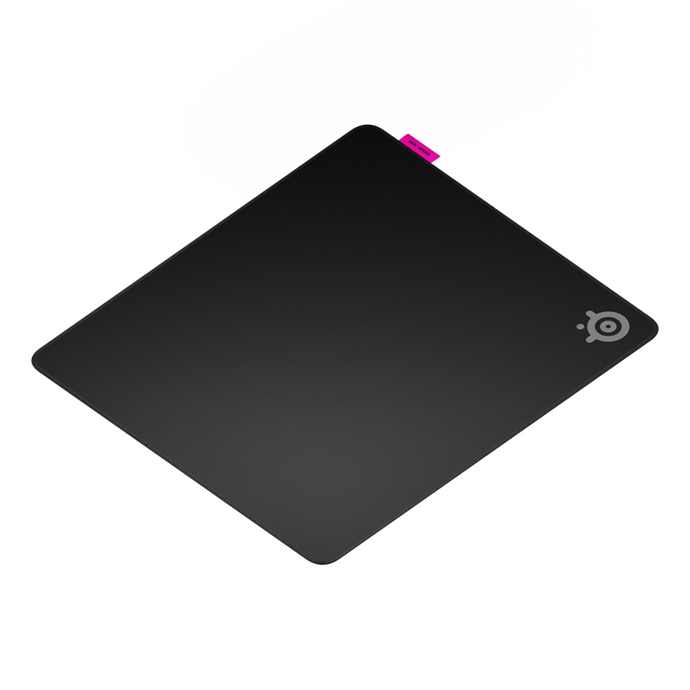 Üstte pembe bir etiket ve sağ altta beyaz bir logo bulunan siyah bir mousepad.