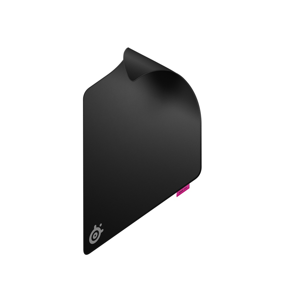 Köşesinde bir logo bulunan siyah bir mousepad.