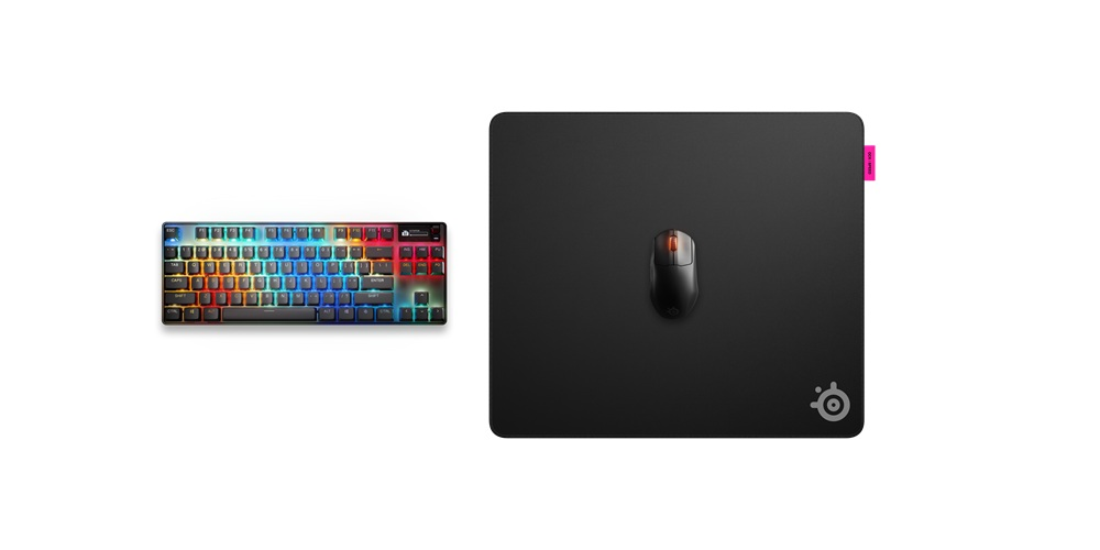 Klavye, fare ve mousepad. Klavye çok renkli, fare siyah, mousepad siyah.