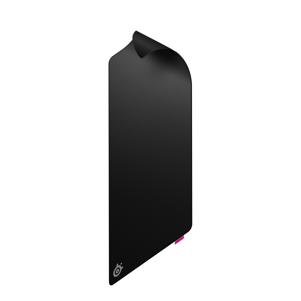 Kıvrımlı üst köşeli, altında logo bulunan siyah mouse pad.