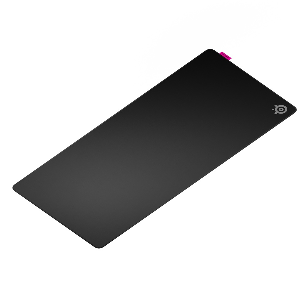 Sağ alt köşede steelseries logosu bulunan siyah mousepad.
