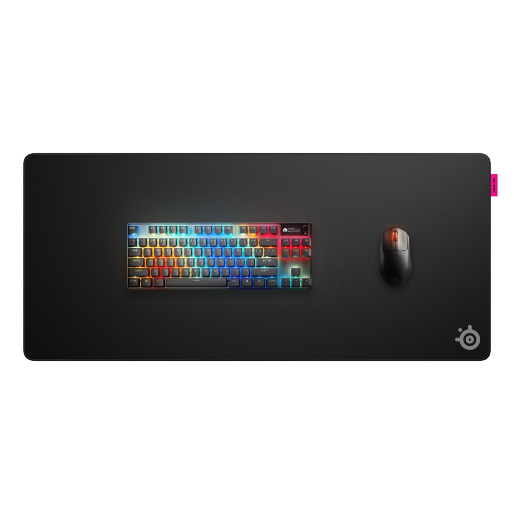 Büyük siyah bir mousepad üzerinde siyah bir fare ve klavye.