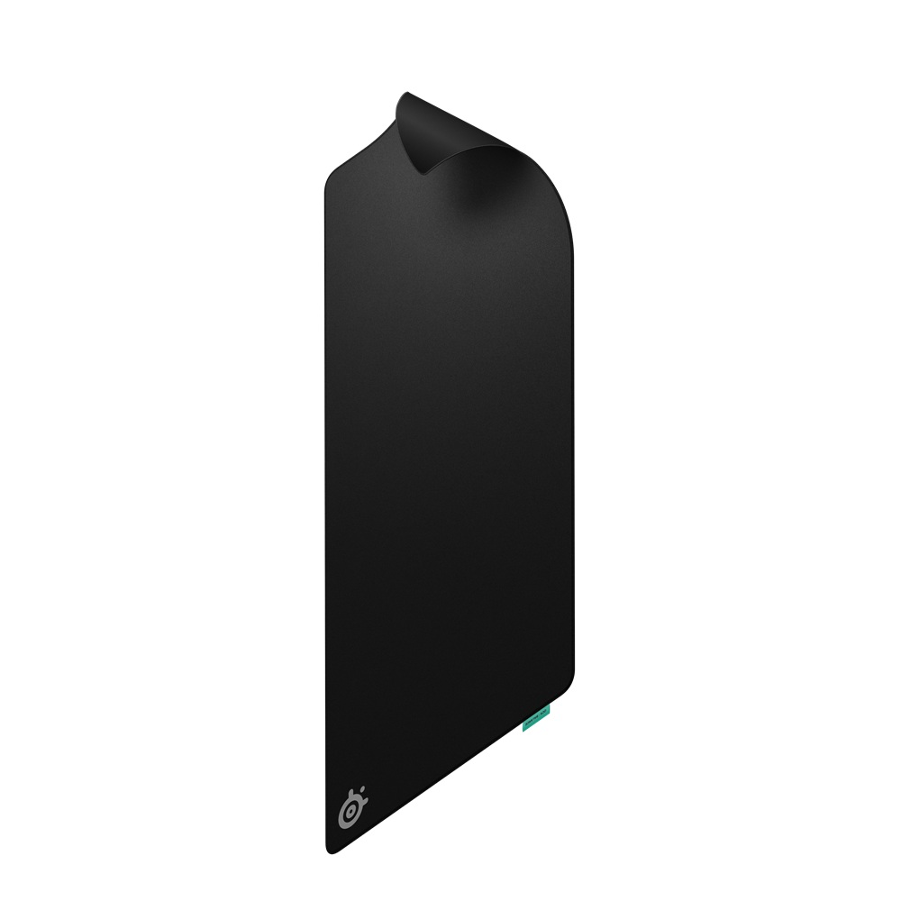Kıvrık köşeli siyah mousepad. Sol alt köşede SteelSeries logosu. Açık renkli arka plan.
