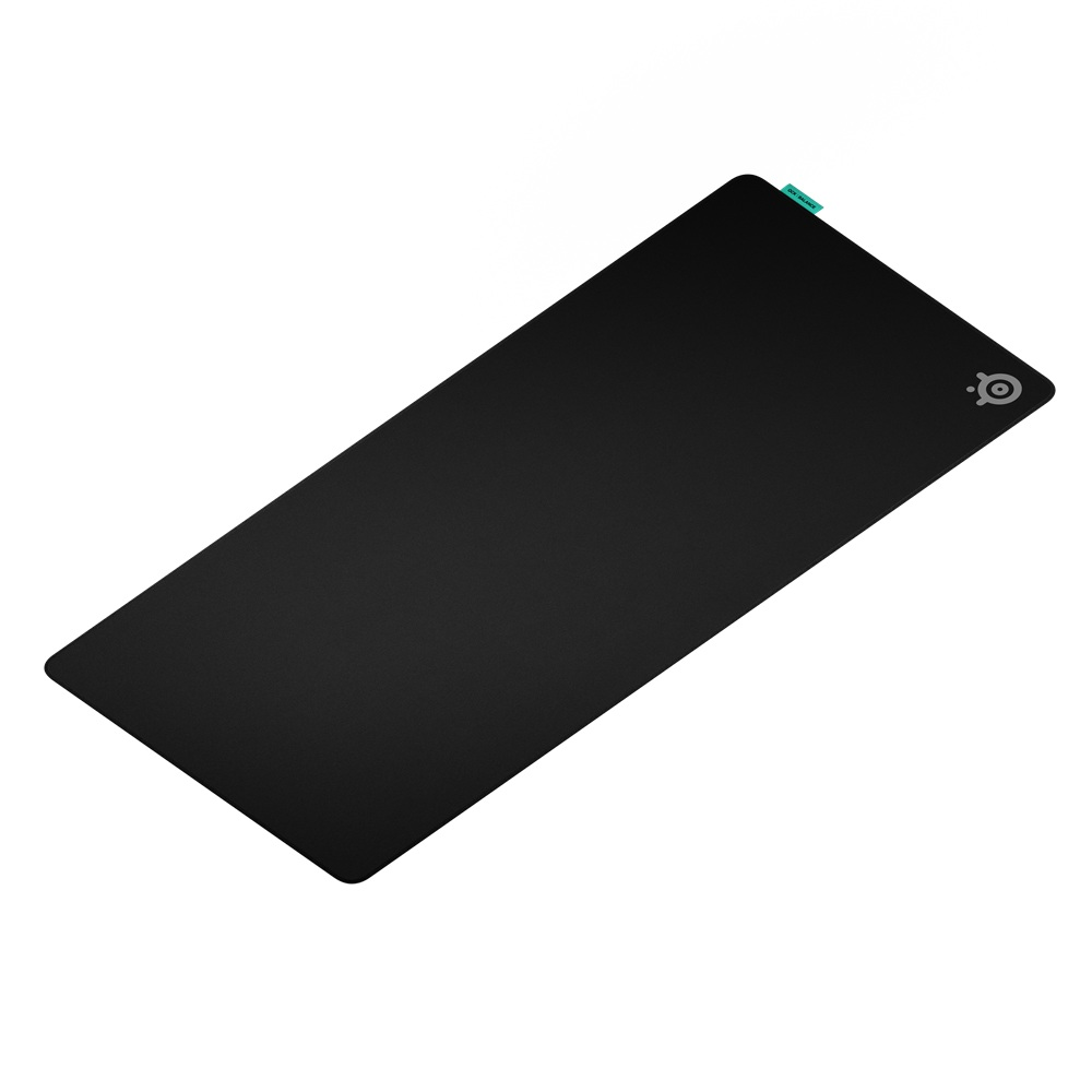 Siyah dikdörtgen mousepad. Sağda küçük logo. Sağ üst köşede yeşil etiket. SteelSeries markası.