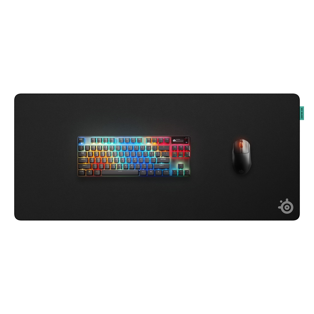 Siyah fare, gökkuşağı ışıklı klavye ve beyaz bir arka plan üzerinde mousepad.