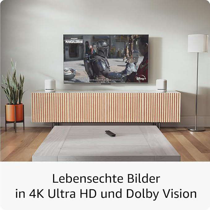 Wohnzimmer mit Fernseher, der 'The Mandalorian' zeigt, Lautsprechern und einem Couchtisch.