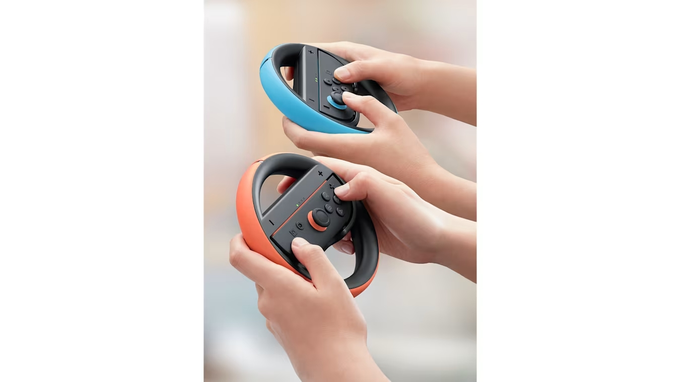 Dos manos sosteniendo mandos de videojuegos, uno azul, otro naranja, sobre un fondo blanco.