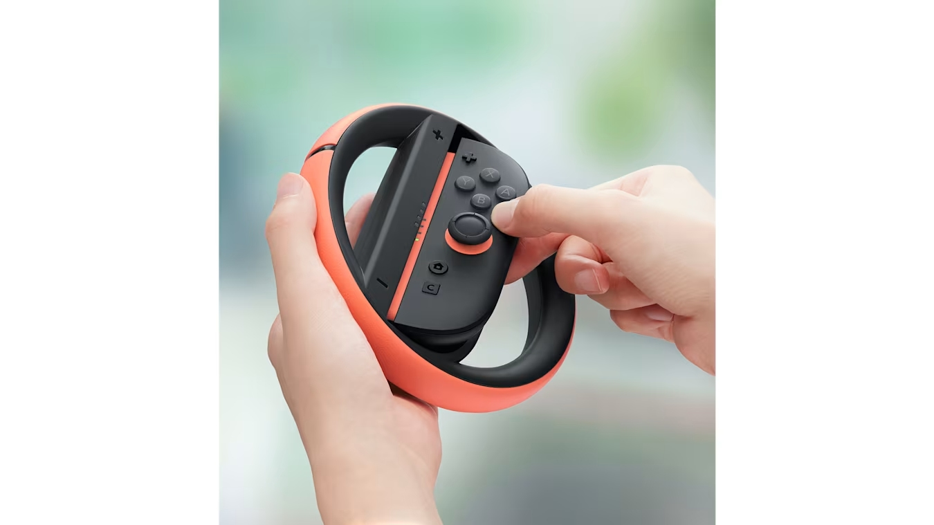 Una persona sosteniendo un mando Switch con un anillo naranja. Manos sosteniendo el mando.