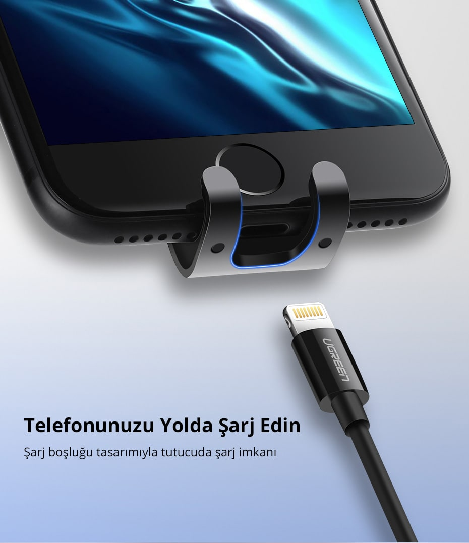 Bir telefon, siyah bir kelepçe tarafından tutuluyor ve bir UGREEN şarj kablosu takılı.
