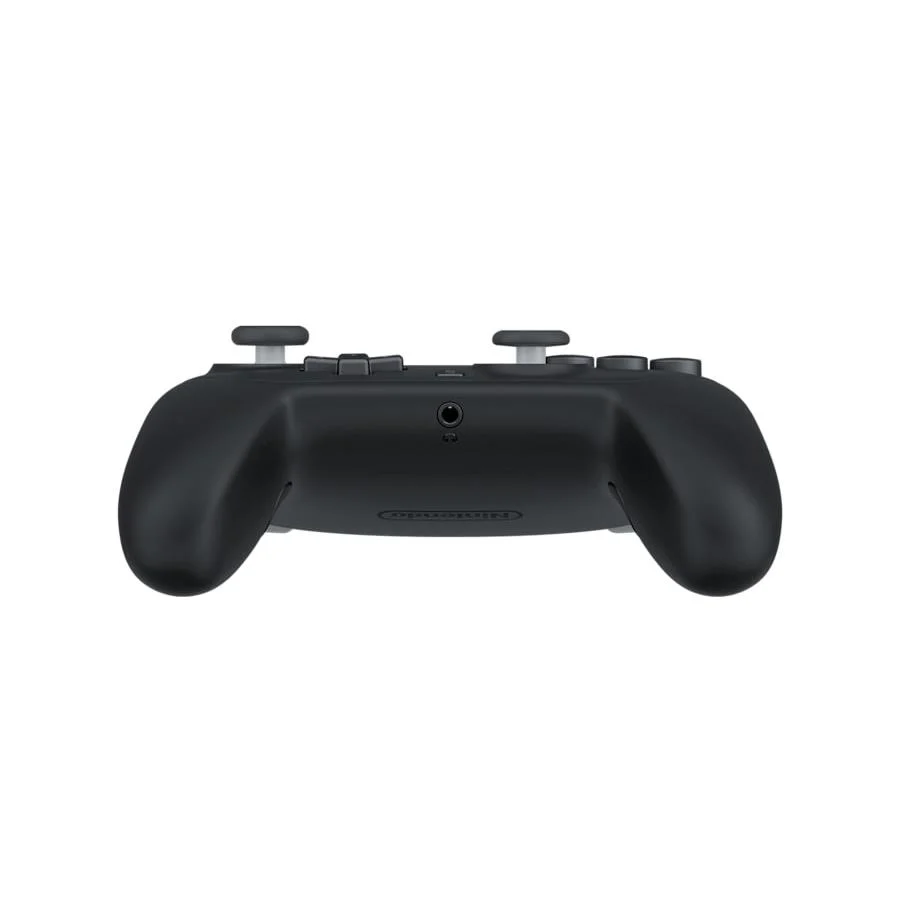 Mando negro de Nintendo, vista inferior. Cuenta con dos palancas, botones, conector de auriculares y logo de Nintendo.