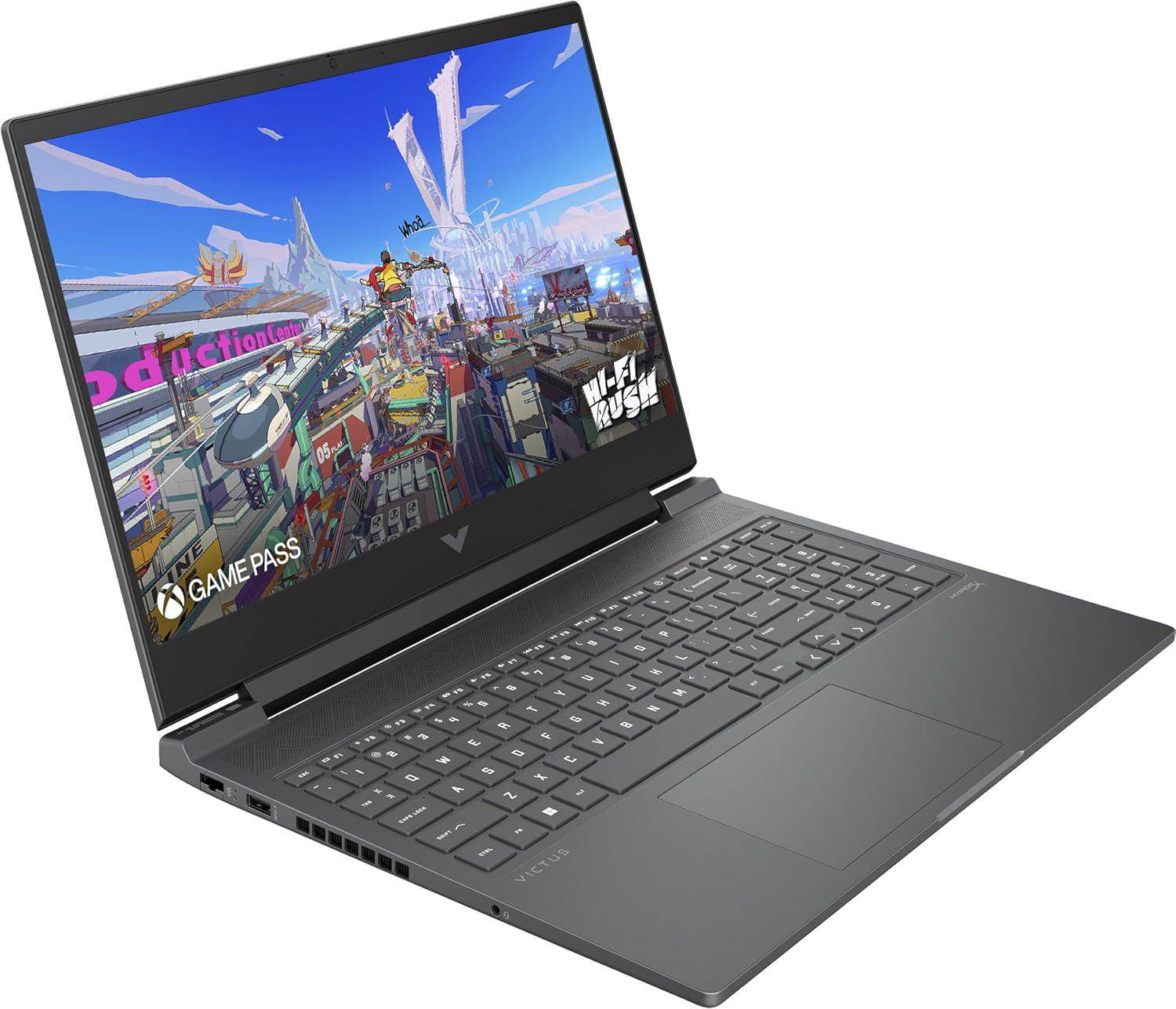 Laptop mit Spielbildschirm, Tastatur sichtbar und Xbox Game Pass Logo an der Seite.