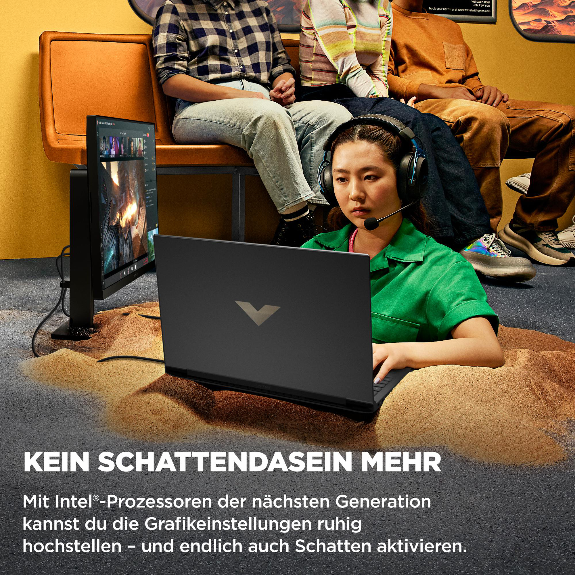Eine Frau benutzt einen schwarzen Laptop auf einer Sandfläche. Text darunter: 'KEIN SCHATTENDASIN MEHR'.