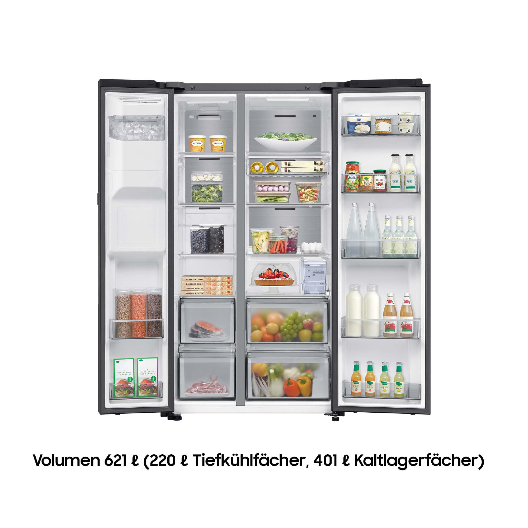 Ein schwarzer Kühlschrank mit offenen Türen, der Regale mit Lebensmitteln und Eis zeigt.
