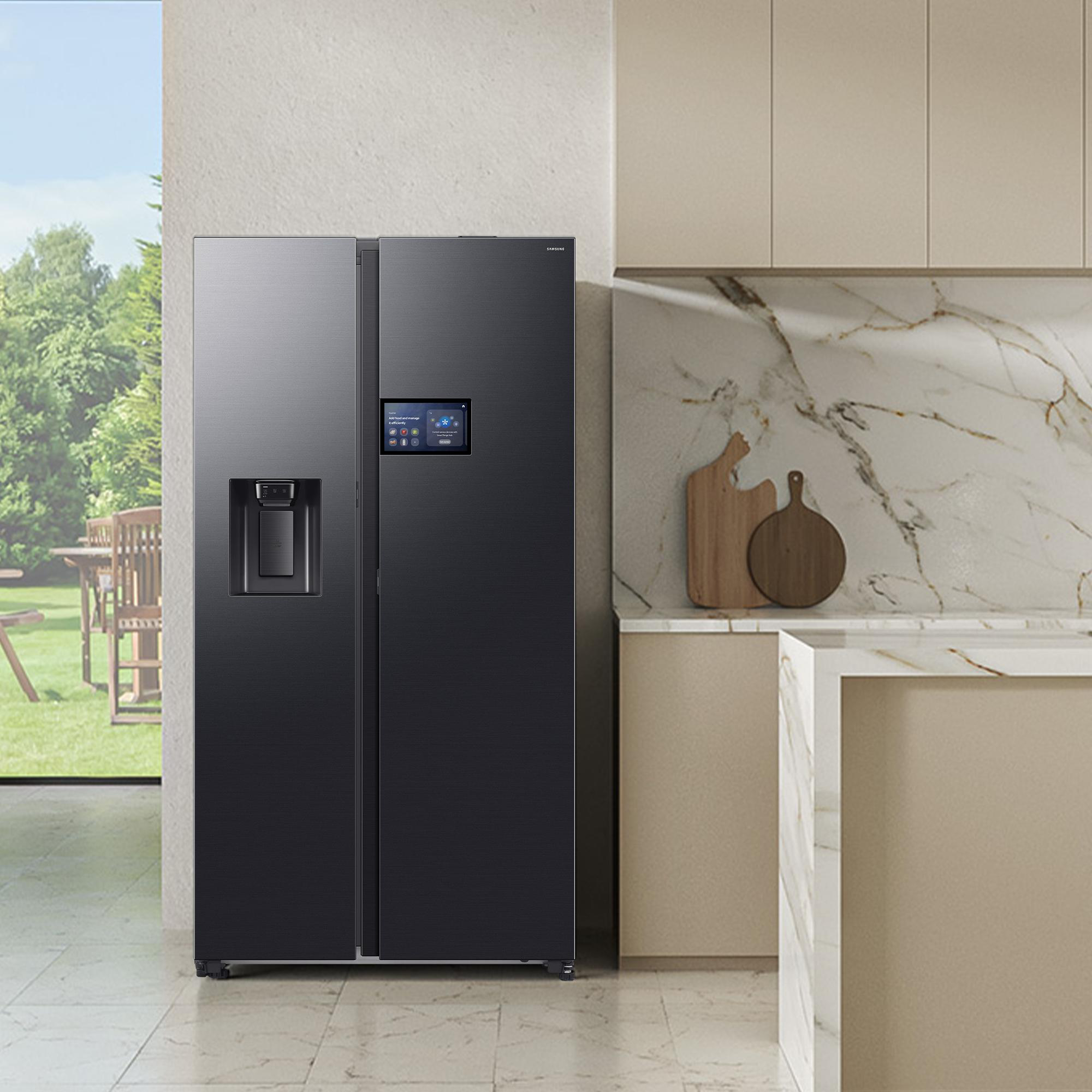 Schwarzer Kühlschrank mit Wasserspender in Küche mit Marmortheke.