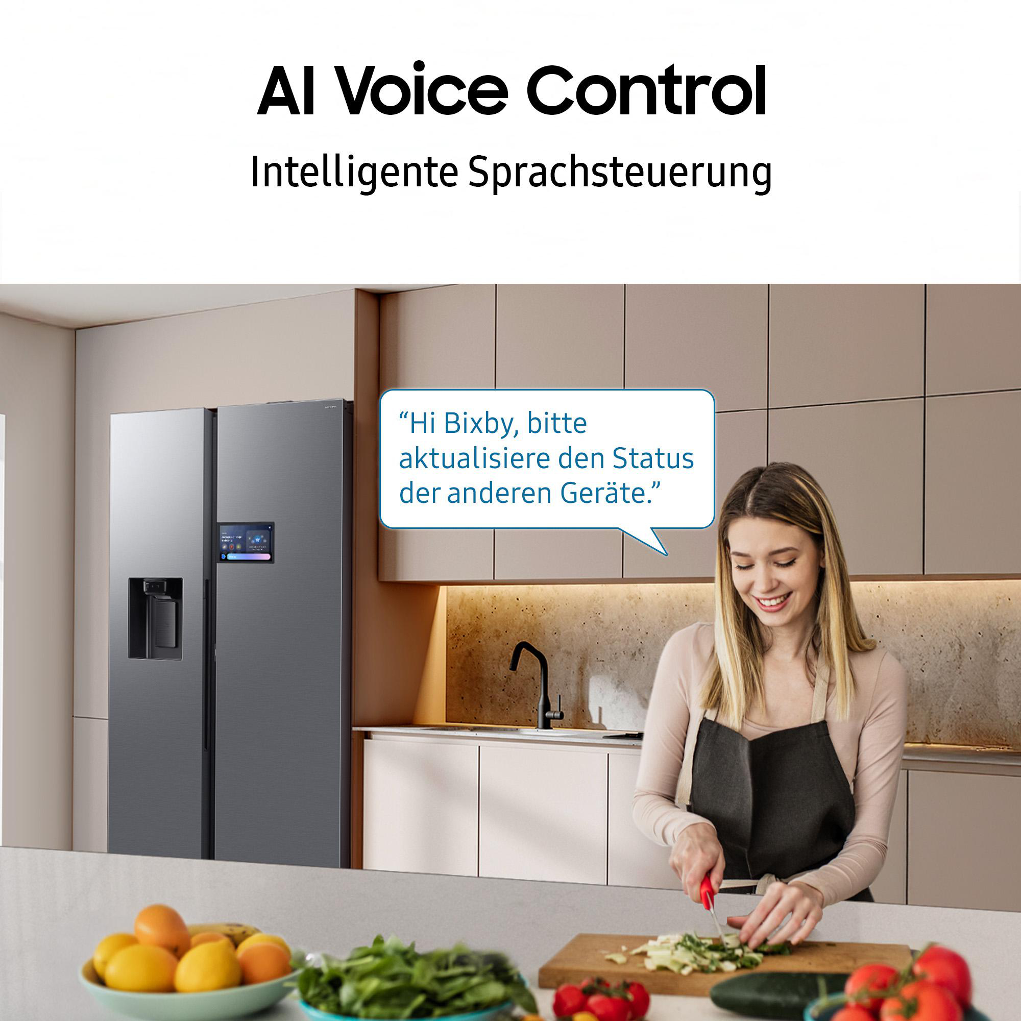 Frau in der Küche benutzt Sprachbefehl für einen intelligenten Kühlschrank.