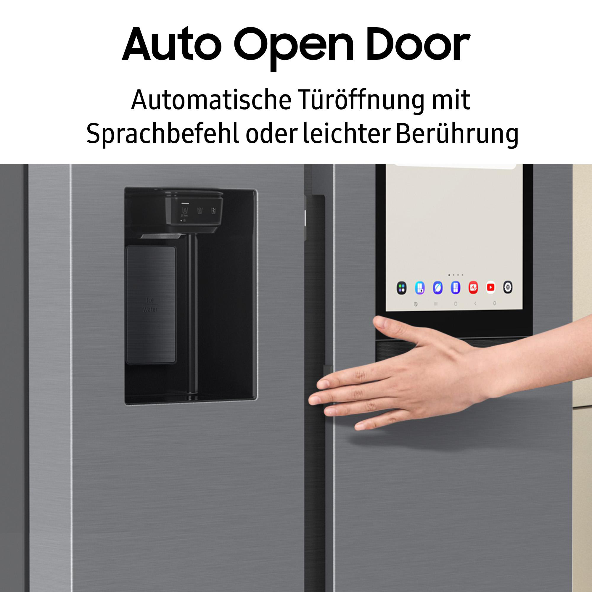 Kühlschrank mit Touchscreen und Hand, die die Tür öffnet. Text weist auf automatische Türöffnung hin.