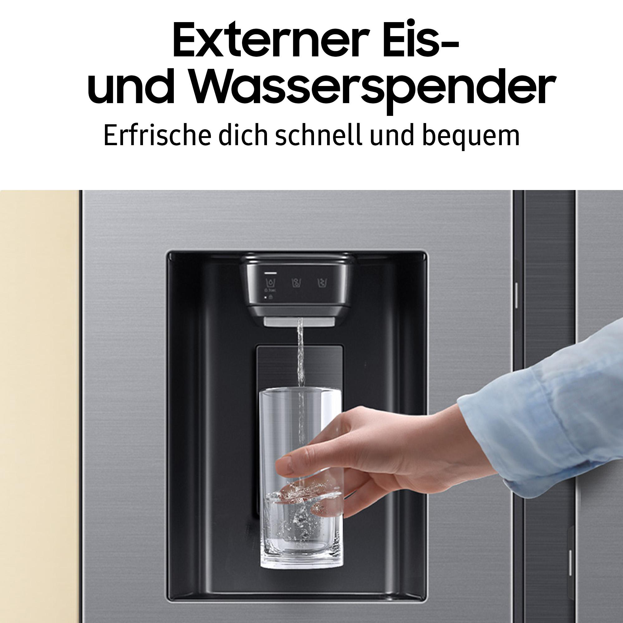 Eine Person füllt ein Glas mit Wasser aus dem Eis- und Wasserspender eines Kühlschranks.