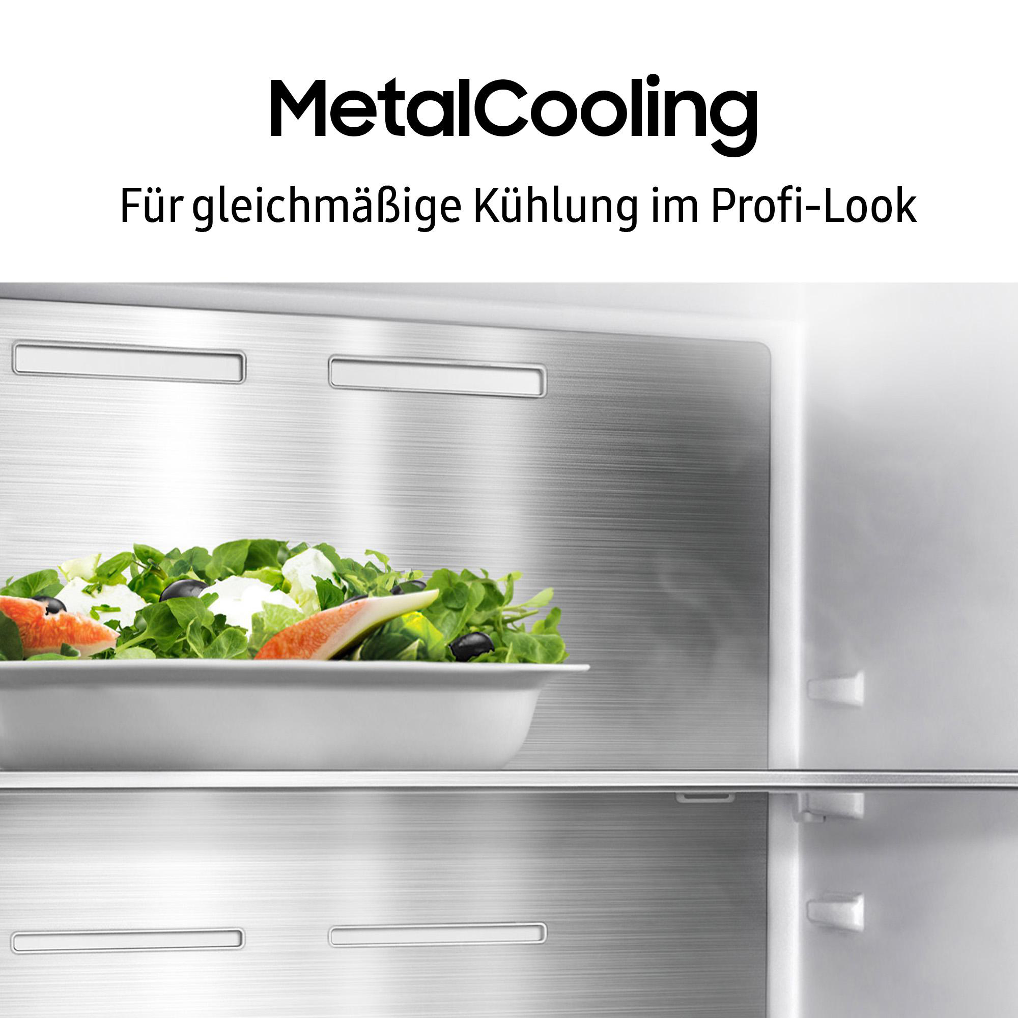 Kühlschrankinnenraum mit Salat und Gemüse auf einem Regal, MetalCooling-Technologie.