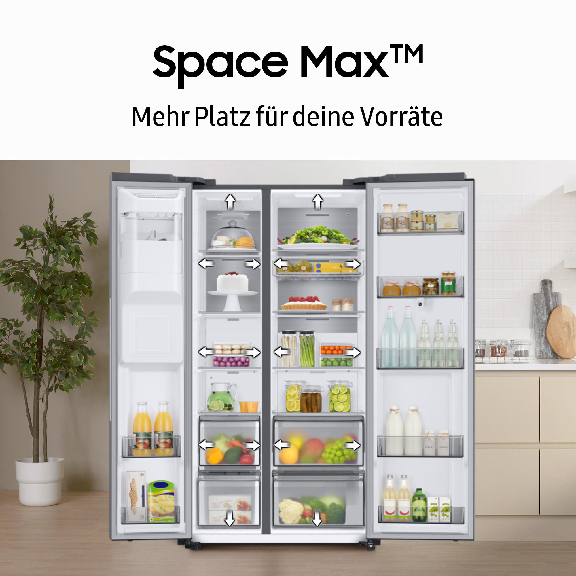 Ein Kühlschrank mit geöffneten Türen, der Lebensmittel in verschiedenen Fächern zeigt.