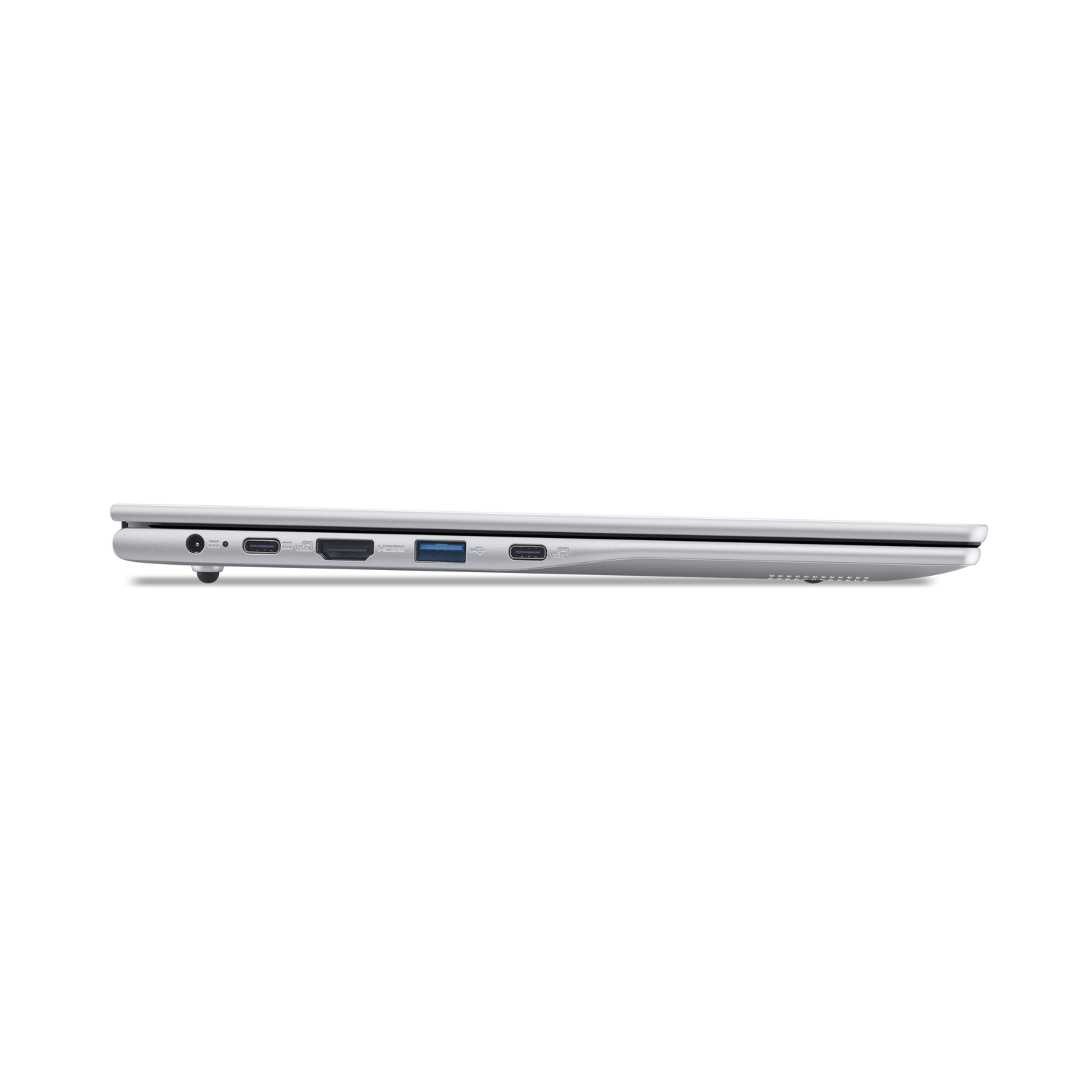 Zijaanzicht van een zilveren laptop met poorten. De laptop is gesloten en ligt op een wit oppervlak.