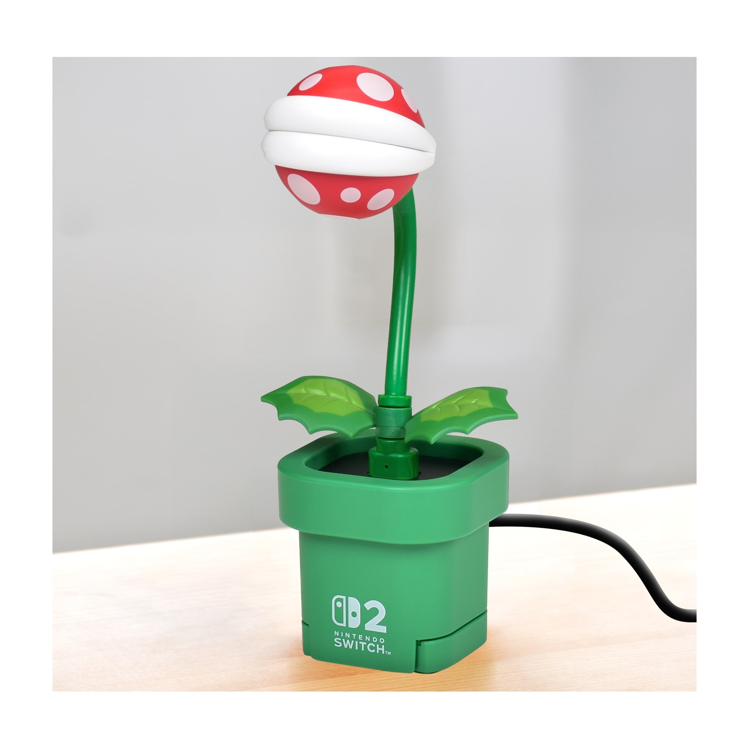 Lampada Piranha Plant con vaso verde e testa rossa e bianca.