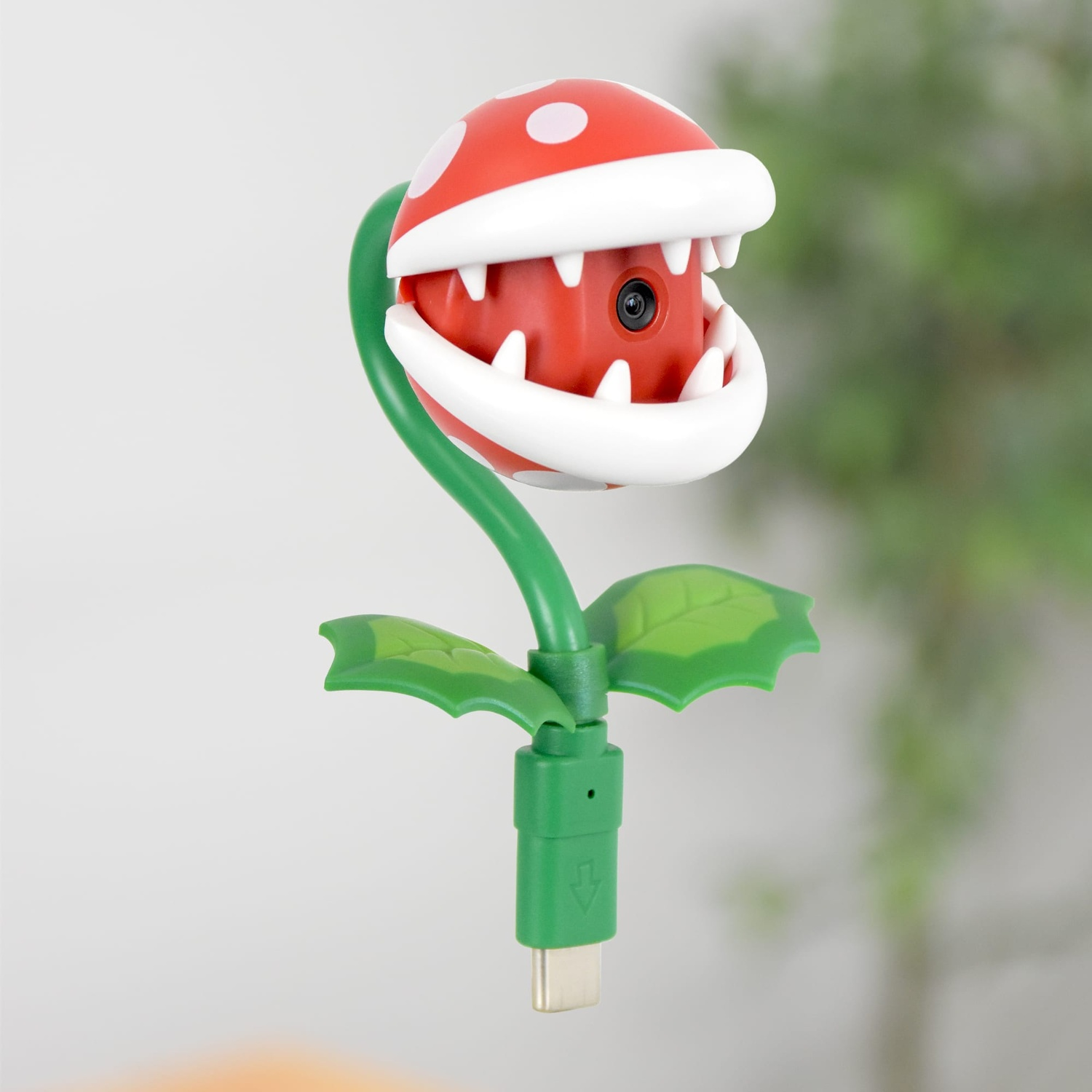Un cavo di ricarica Pianta Piranha rosso e bianco con connettore USB-C.
