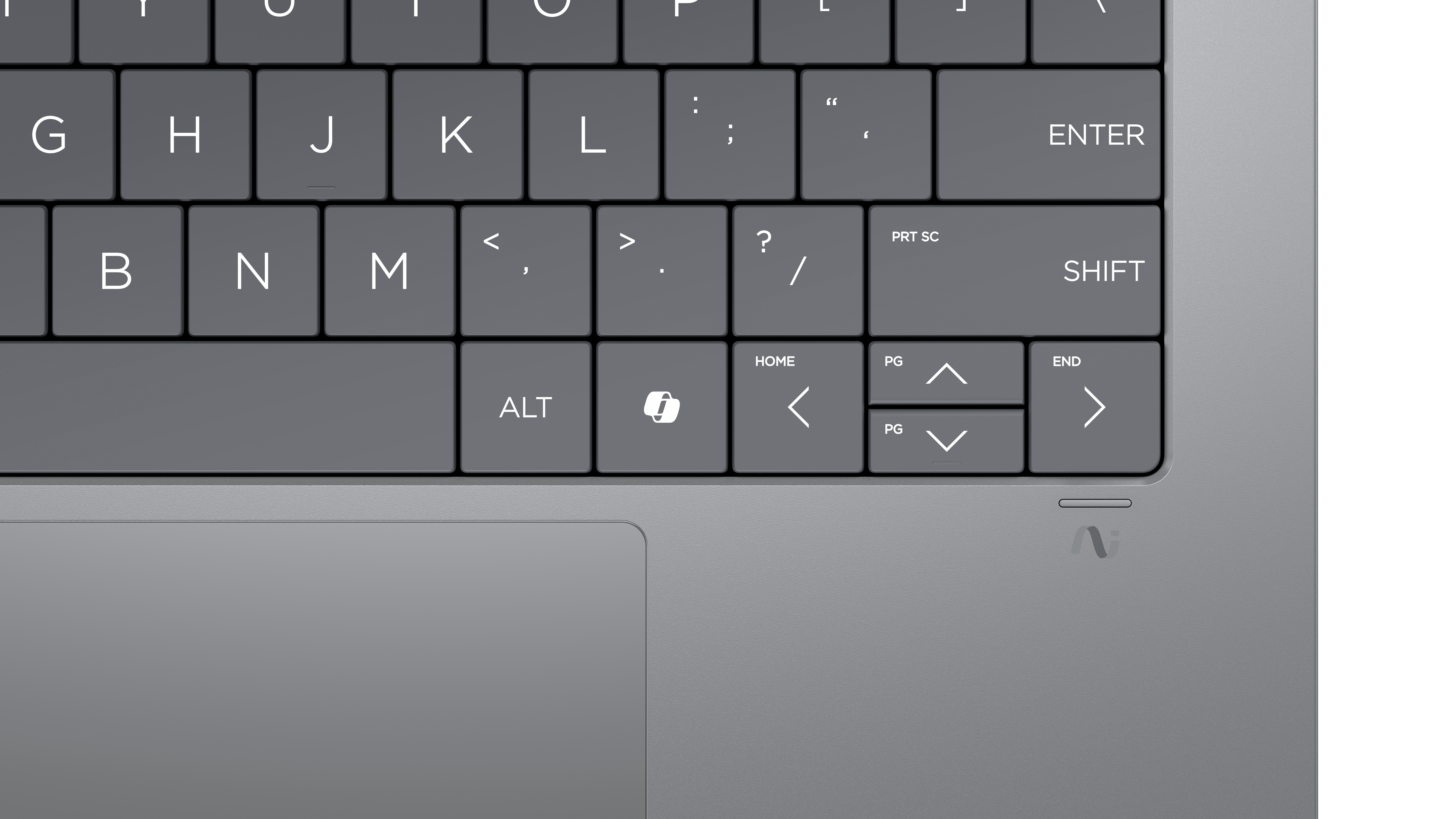 Nahaufnahme einer Laptop-Tastatur mit grauen Tasten. Die Tasten 'M', ',', '.', und '/' sind sichtbar.