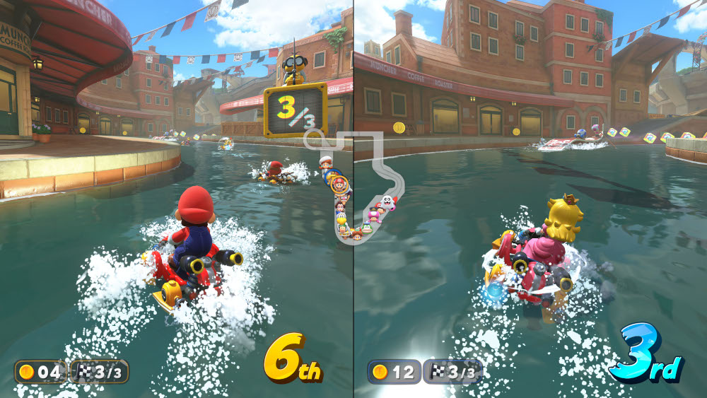 Een gesplitst scherm van een Mario Kart spel. Twee racers op waterbanen, met game-interface-elementen.