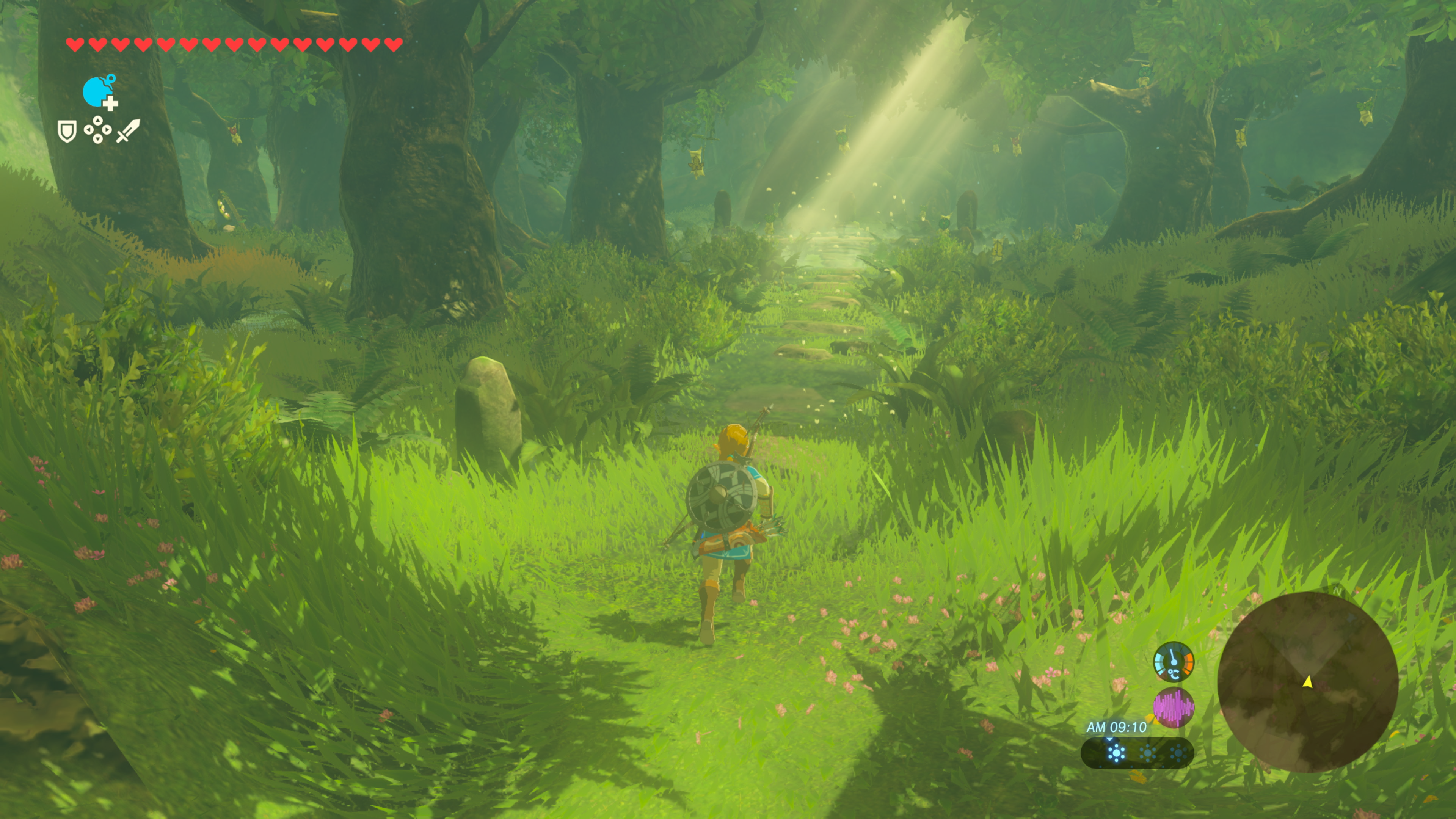 Persona che corre lungo un sentiero in una foresta in un videogioco.