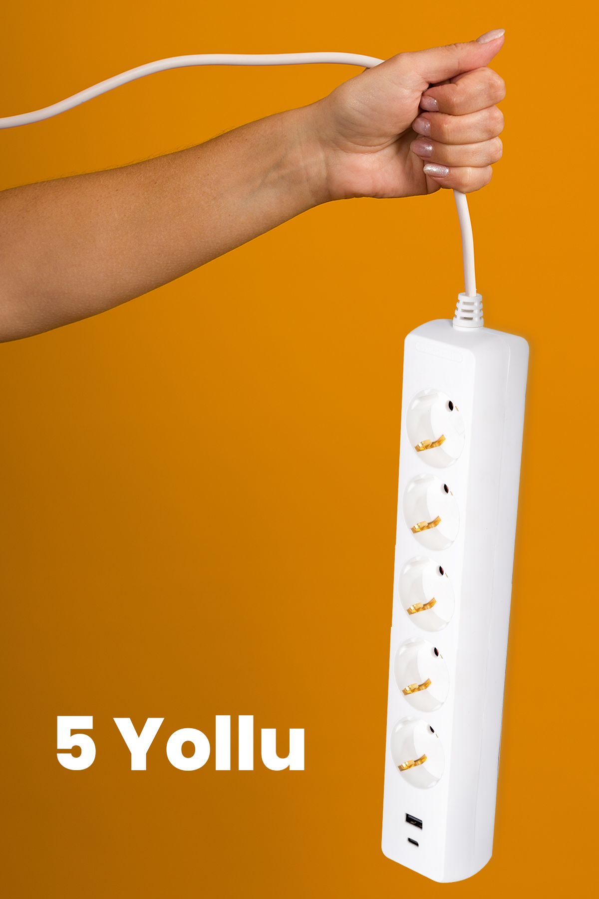 Bir el, 5 priz ve bir USB portu olan beyaz bir priz tutuyor. Turuncu arka plan.