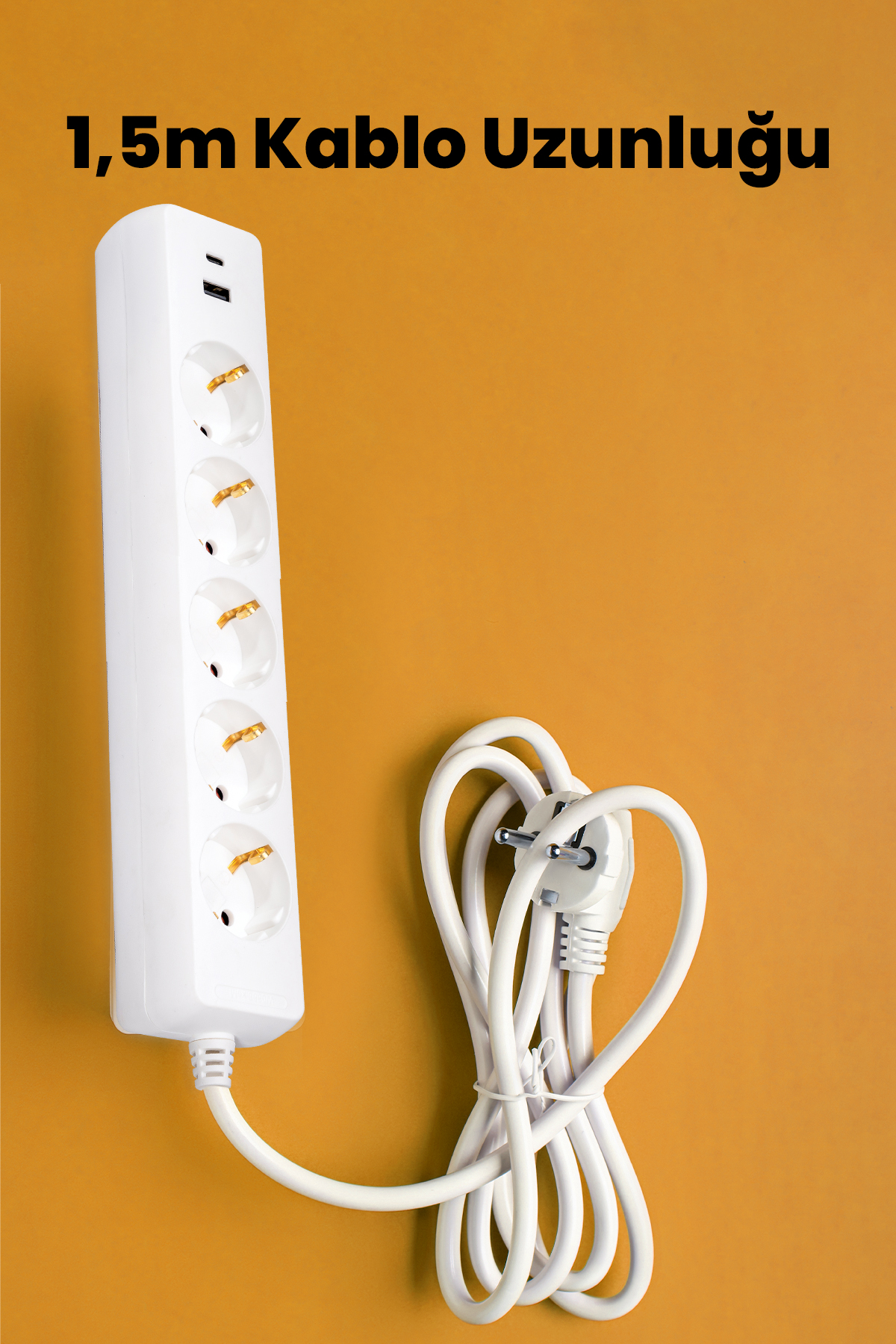 6 priz, bir USB portu ve bir kabloya sahip bir priz uzatma. Turuncu bir arka plana karşı.