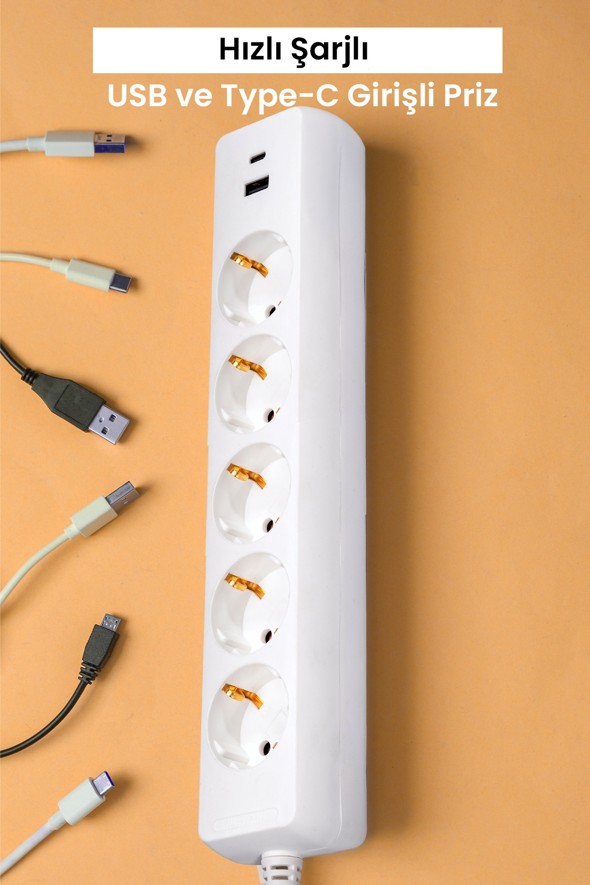 Çoklu priz ve USB portlu beyaz bir uzatma kablosu, kablolarla.