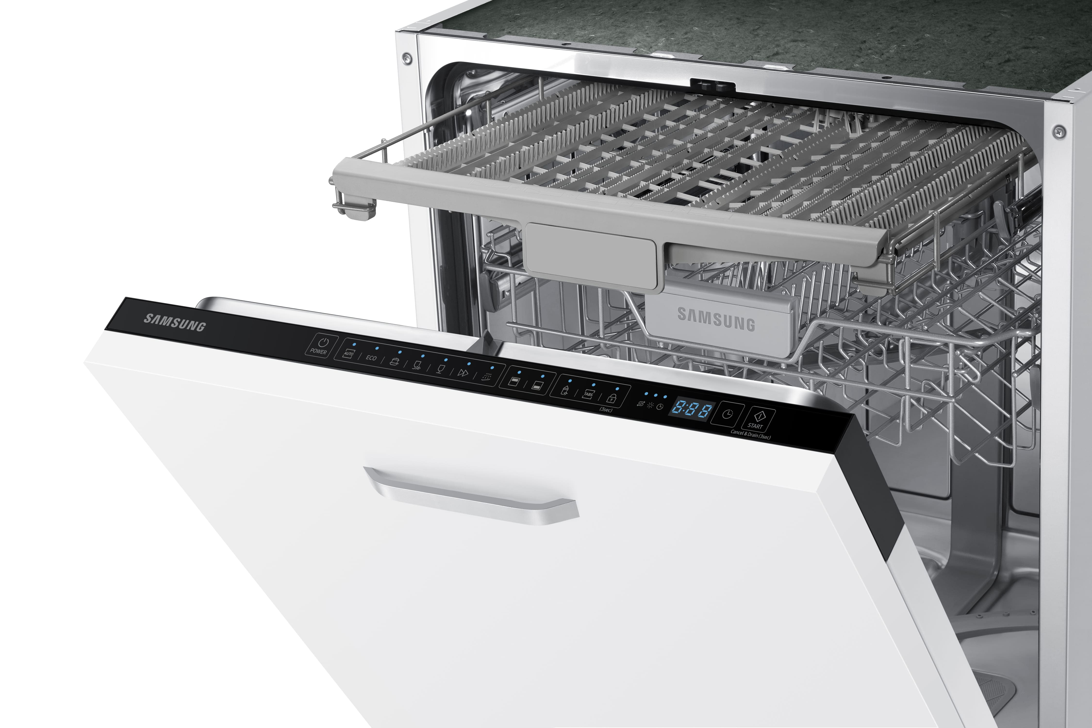 Lavavajillas Samsung blanco con puerta abierta. Muestra la rejilla superior y el panel de control.