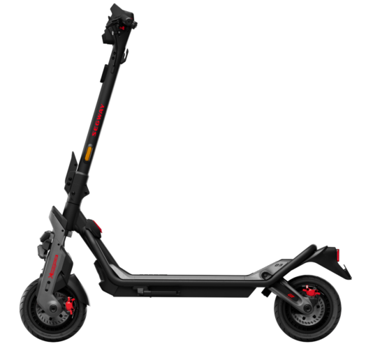 Czarna hulajnoga Segway, widok z boku, z czerwonymi akcentami. Ma dwa koła, kierownicę i podnóżek.