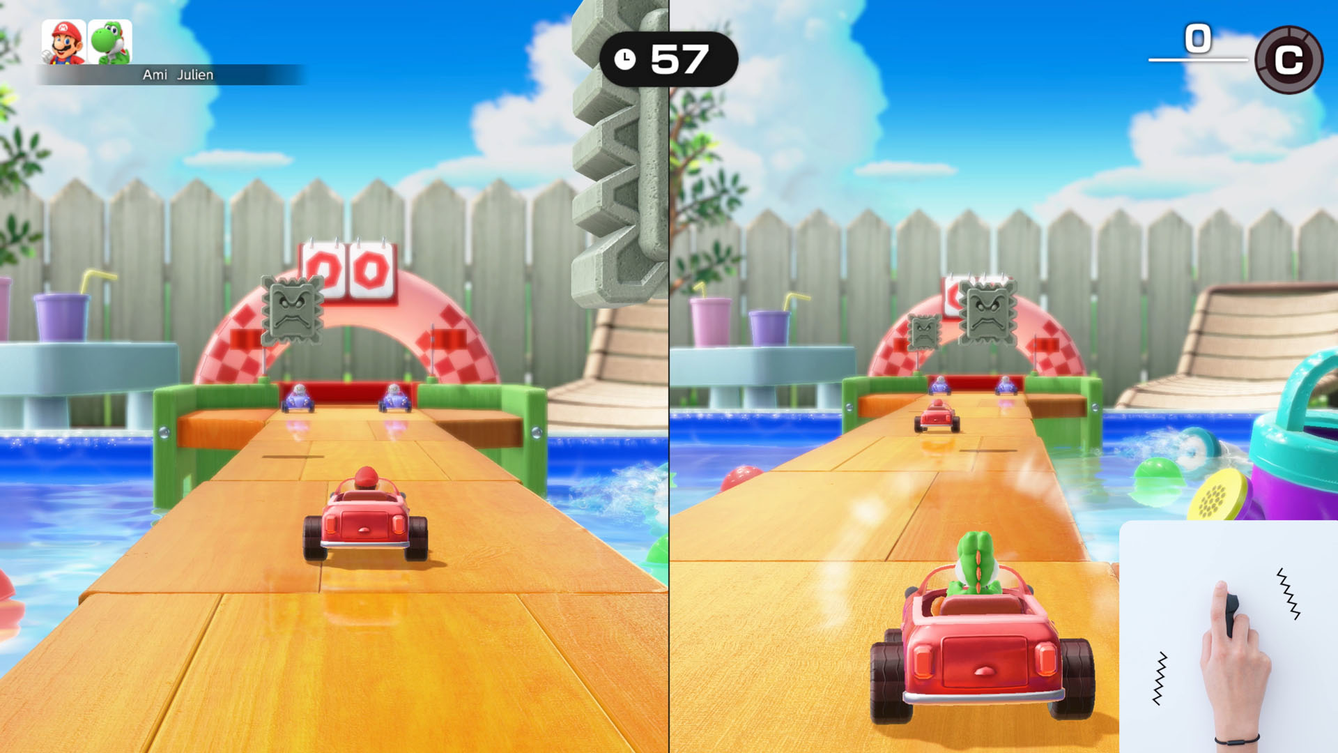 Geteilter Bildschirm des Mario Kart-Spiels mit zwei Autos, die in einem Pool Rennen fahren.