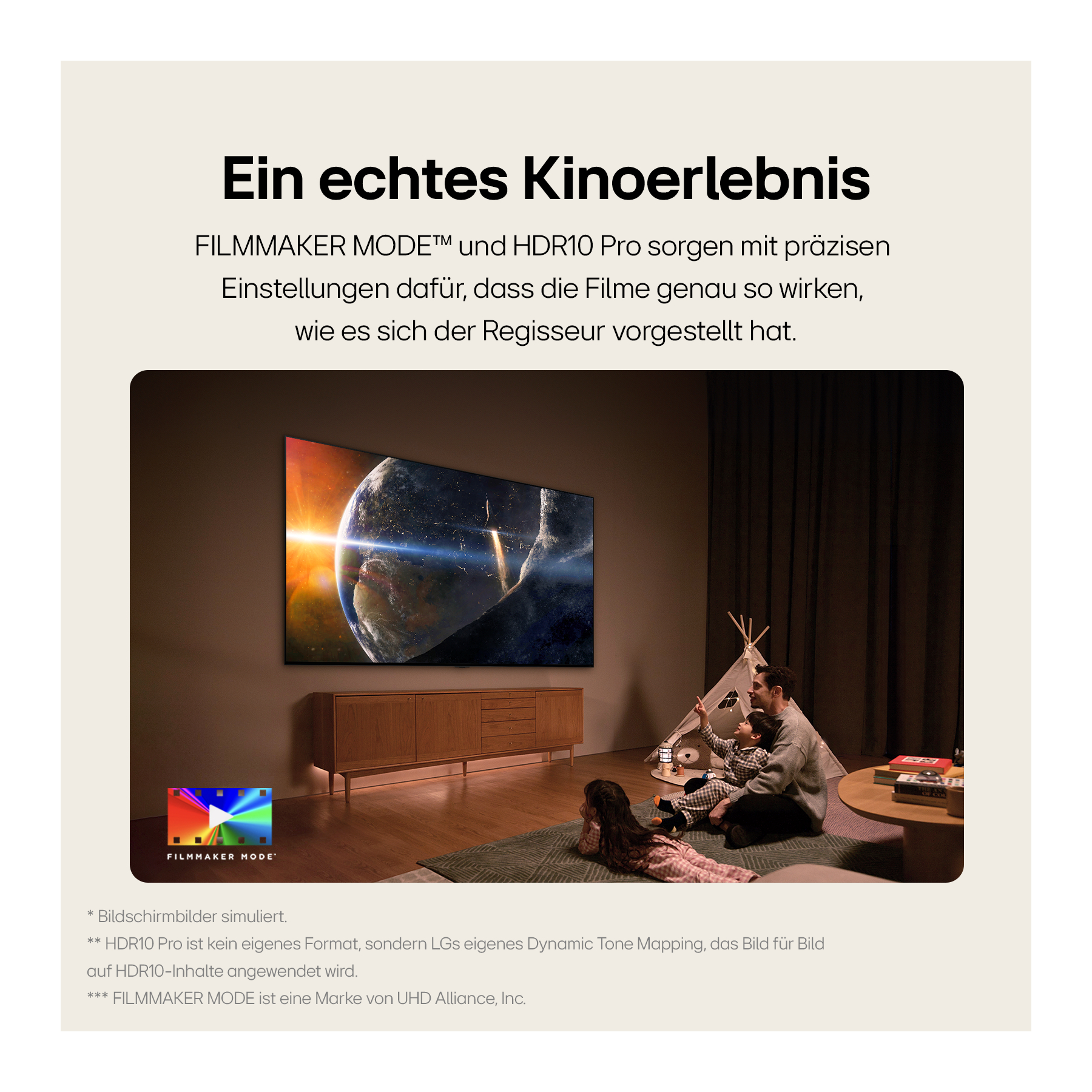 Ein Bild mit Text und eine Familie, die einen Fernsehbildschirm mit einem Planeten betrachtet.