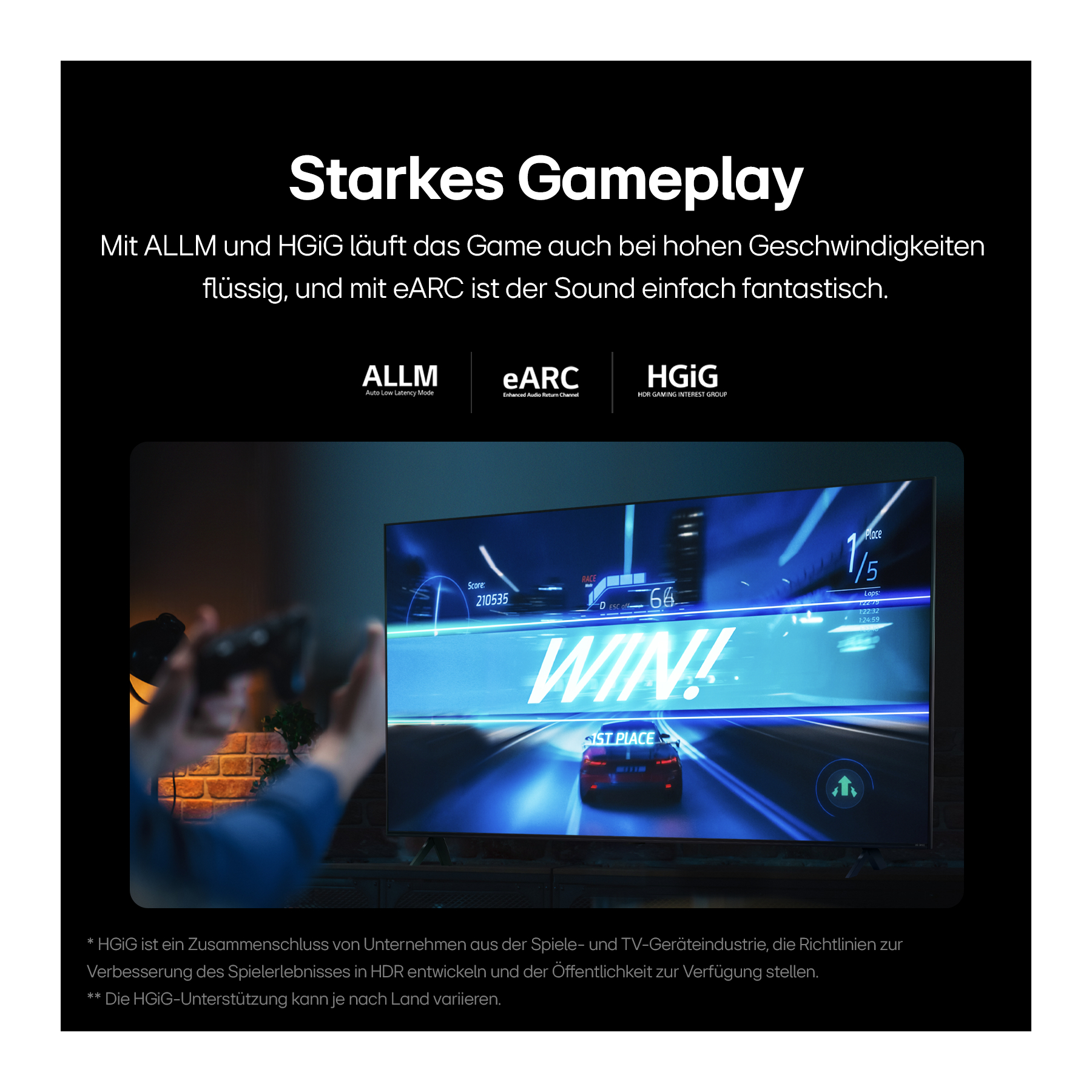 Ein Fernsehbildschirm, der ein Spiel zeigt, mit Text oben, und eine Person, die einen Controller hält.