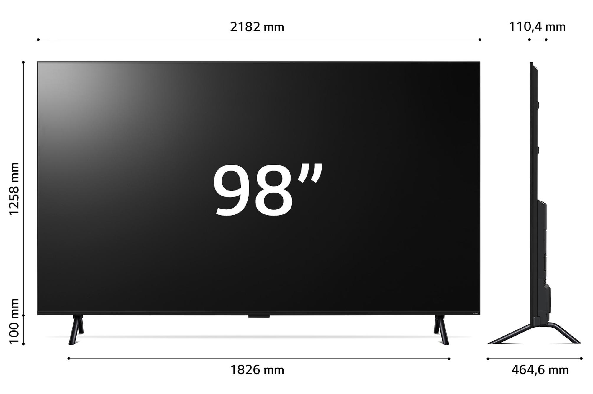 Ein großer schwarzer Fernseher mit beschrifteten Abmessungen. Er hat einen Ständer und ist eingeschaltet.