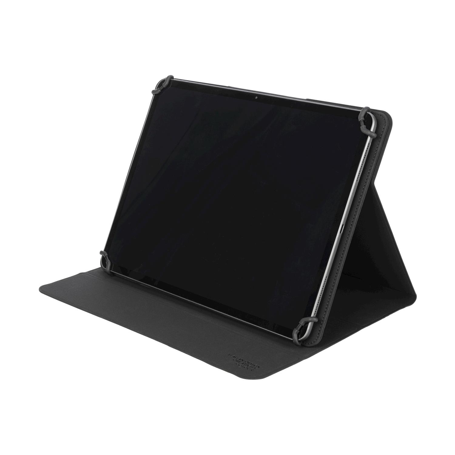 Un tablet nero in una custodia, inclinato. La custodia è nera, con un logo in basso.