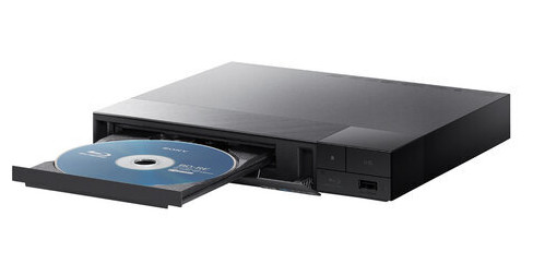 Czarny odtwarzacz Blu-ray Sony z płytą w szufladzie, białe tło.