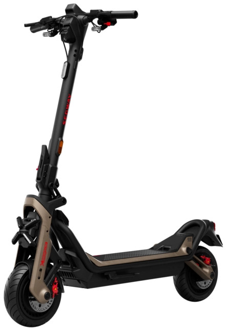 Skuter elektryczny Segway. Czarno-złota kolorystyka. Przednie koło, kierownica i platforma.