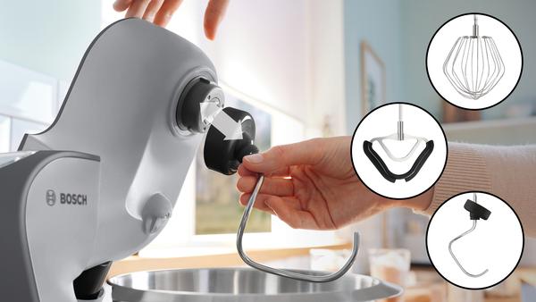 Bir el, gri bir Bosch miksere bir mikser başlığı takıyor. Birkaç başlık gösteriliyor.